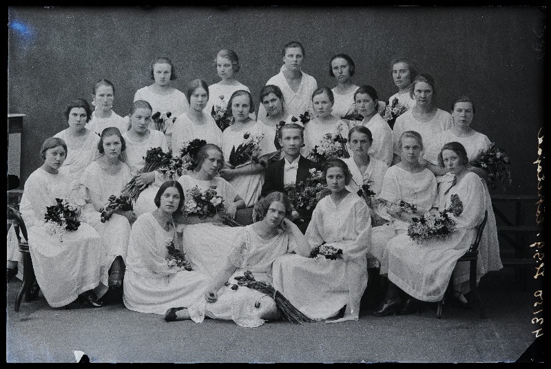 Viljandi Eesti Haridusseltsi  Tütarlaste Gümnaasiumi lõpetajad.