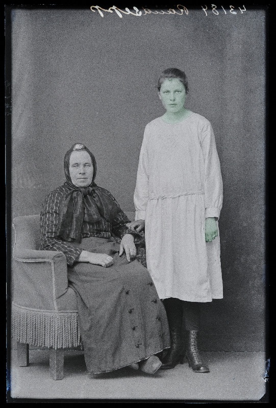 Vanaproua [tütrega], (foto tellija Raudsepp).