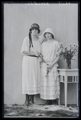 Kaks naist, (foto tellija Jõekäär).  similar photo