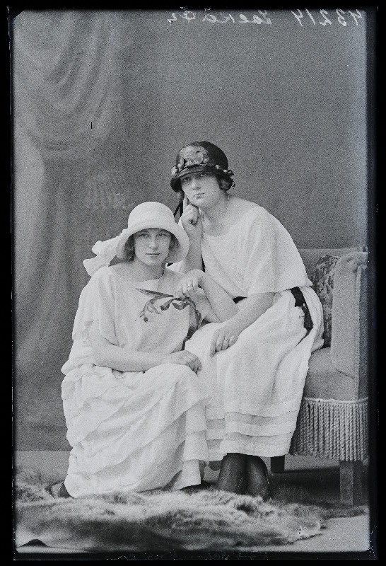 Kaks naist, (foto tellija Jõekäär).