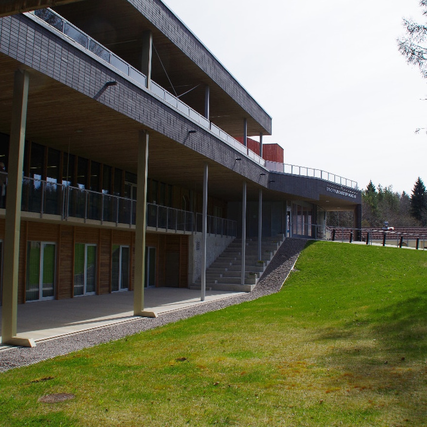 Rakvere sünnitushaigla, vaade sissepääsule. Arhitekt Ilmar Puumets rephoto