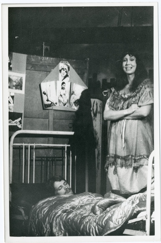 Foto. Stseen A. Jakobsoni romaani "Vaeste patuste alev" dramatiseeringust Pärnu teatris. Esiplaanil Laid, voodi kõrval Tiia Kriisa. 1982.a.