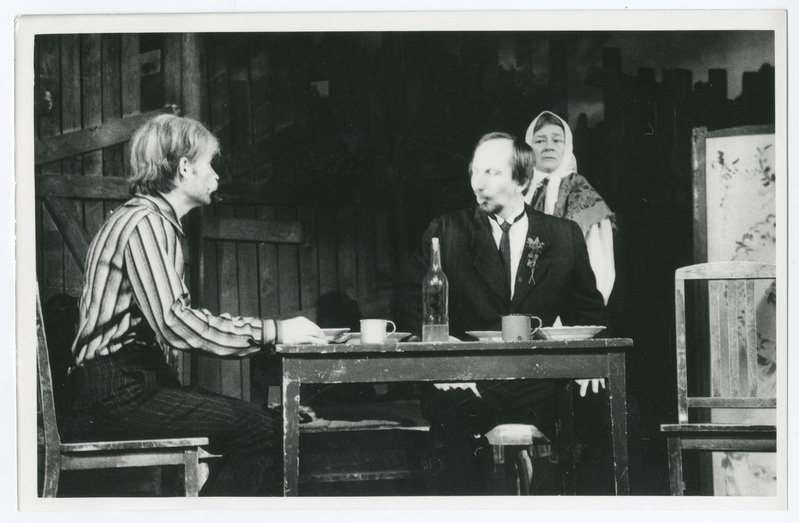 Foto. Stseen A. Jakobsoni romaani "Vaeste patuste alev" dramatiseeringust Pärnu teatris. A. Hallik, A. Laos ja M. Pajusaar. 1982.a.