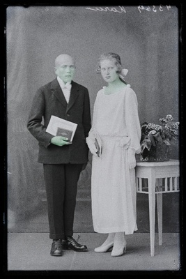 Kaks leerilast, paremal Karu.  duplicate photo