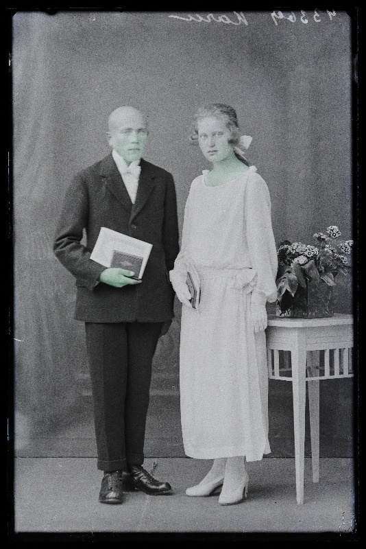 Kaks leerilast, paremal Karu.
