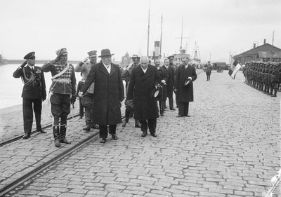 The President of the Republic p. e. Svinhufvud and the Estonian Head of State Jaan Teemant inspect the honorary company at the port of Tallinn  similar photo
