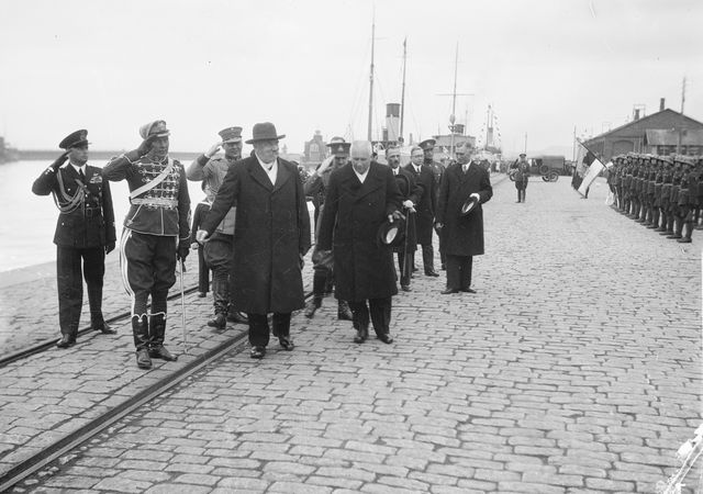 The President of the Republic p. e. Svinhufvud and the Estonian Head of State Jaan Teemant inspect the honorary company at the port of Tallinn