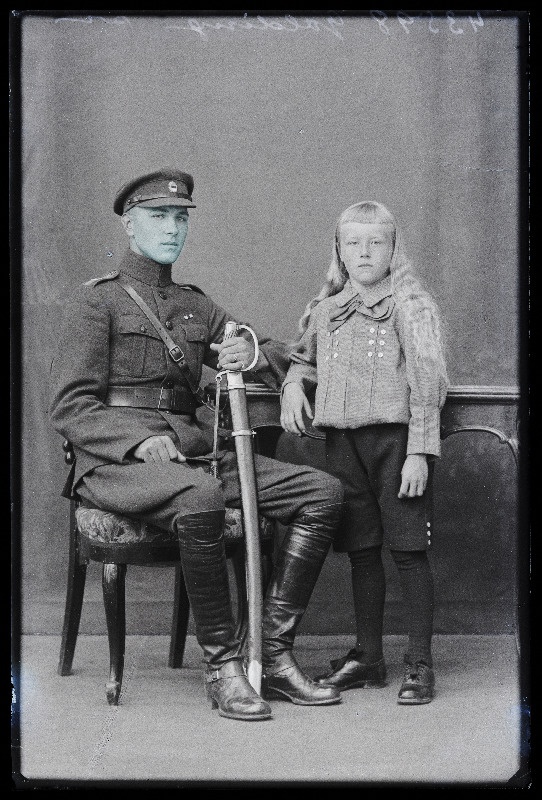 Sõjaväelane Golding poisiga.
