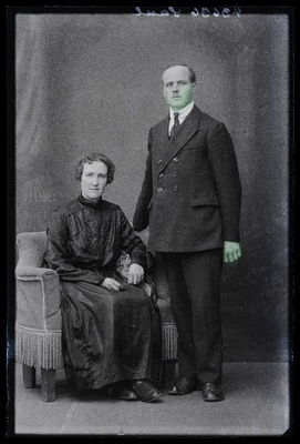 Hendrik Saul naisega, (Puiatu vallamaja).  duplicate photo