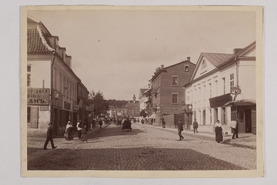 Tartu, vaade Raatuse (Raekoja) tänavalt kivisilla ja Raekoja suunas  duplicate photo