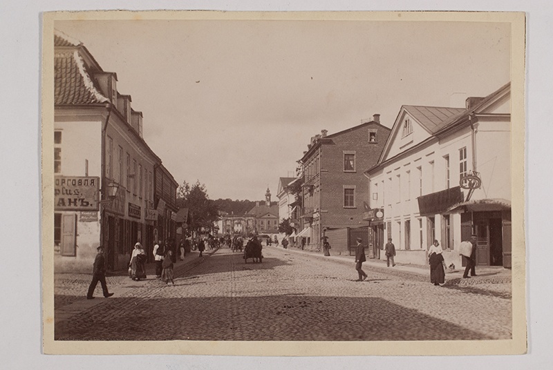Tartu, vaade Raatuse (Raekoja) tänavalt kivisilla ja Raekoja suunas