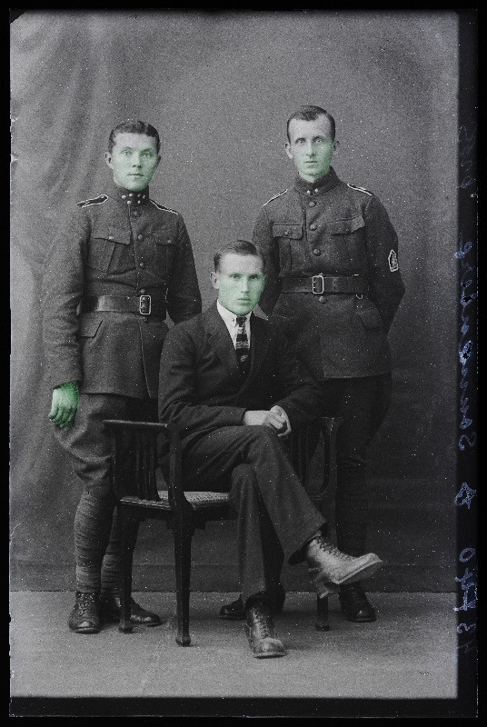 Tsiviilisik ja kaks sõjaväelast, (foto tellija Sonnenberg).