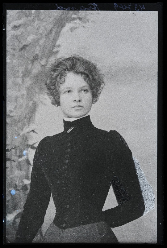 Naise foto, (04.09.1924 fotokoopia, tellija Arand).