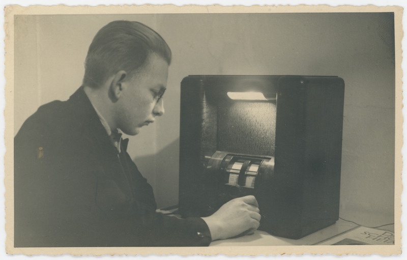 Fotograaf Hugo Männik raadio juures