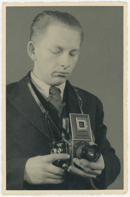 Fotograaf Hugo Männik fotokaameraga Primarflex