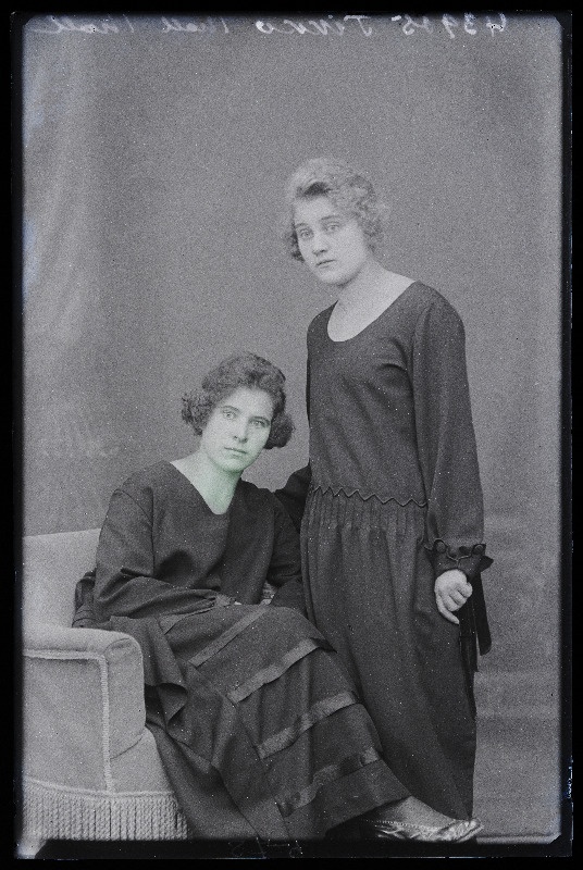 Kaks naist, (foto tellija Tikko).