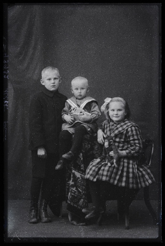 Kolm last, (foto tellija Mitt).