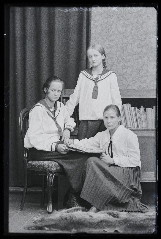 Grupp tütarlapsi, (foto tellija Tensau [Tõnsau]).