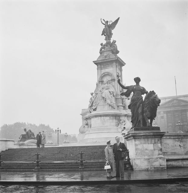 valokuvaaja Pekka Kyytinen ja nainen Victoria Memorial-veistoksen edessä Lontoossa