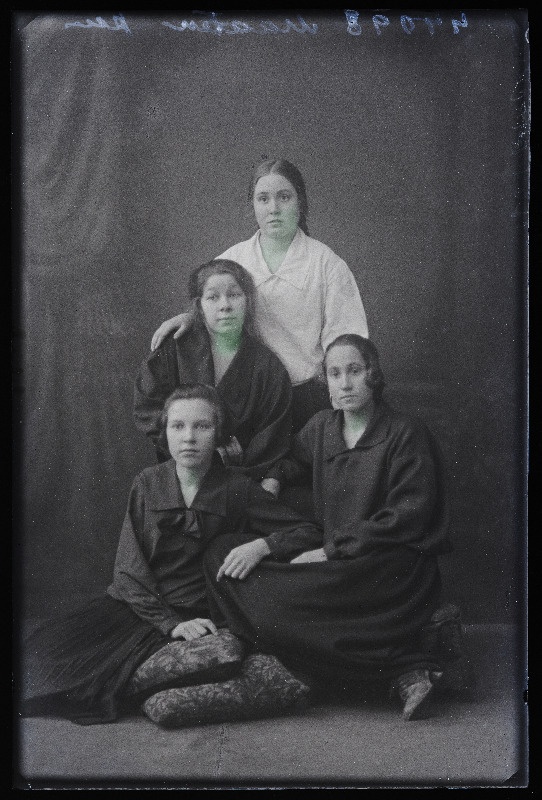 Grupp naisi, (foto tellija Maaten).