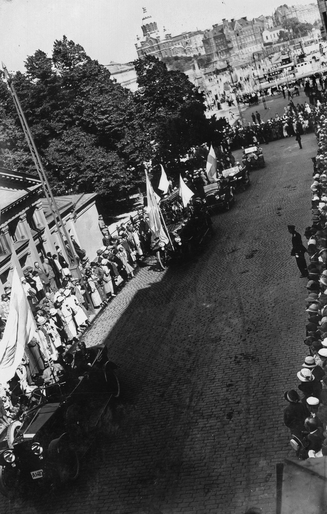 Pariisin olympialaisista saapuville urheilijoille järjestetty autokulkue Eteläesplanadilla 21.7.1924.