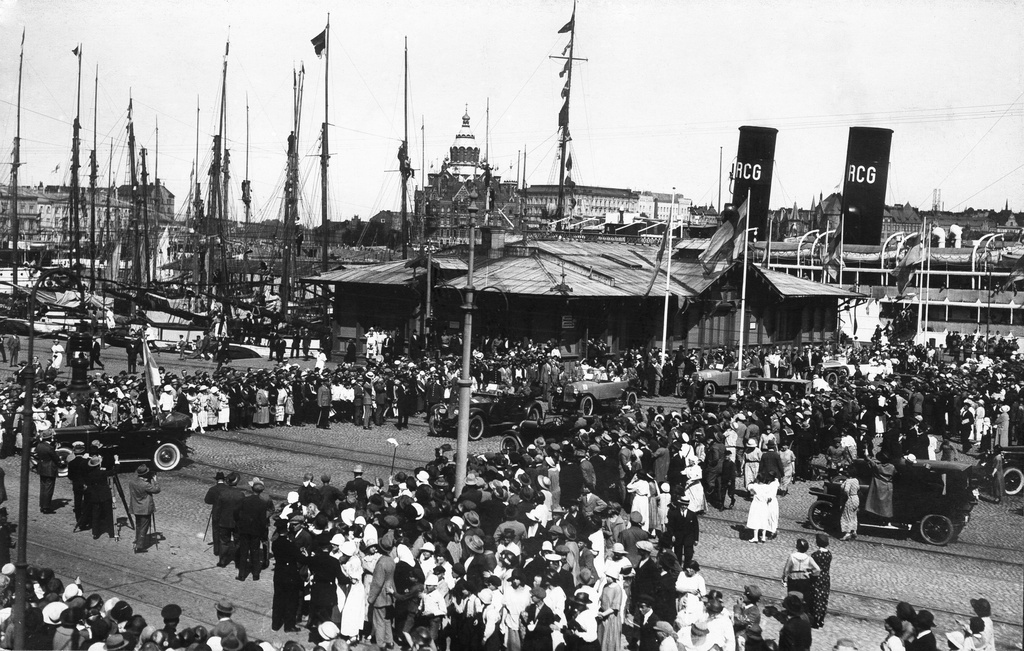 Pariisin olympialaisista palaavia urheilijoita vastaanottamaan saapunutta väkeä 21.7.1924.