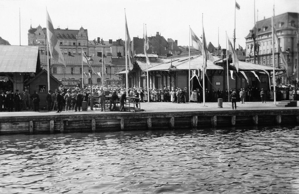 Innostuneita vastaanottajia Eteläsatamassa, Pariisin olympialaisista saapuvien urheilijoitten toinen erä 21.7.1924.