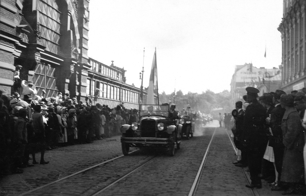 Pariisin olympialaisista saapuville urheilijoille järjestetty autokulkue Etelärannassa 21.7.1924.