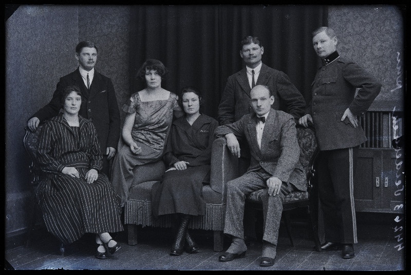 Grupp inimesi, paremal Sakala Jalaväerügemendi kapten Rudolf Veidebach.