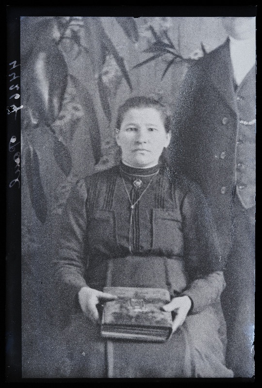Naine grupifotol, (02.01.1925 fotokoopia, tellija Paul).