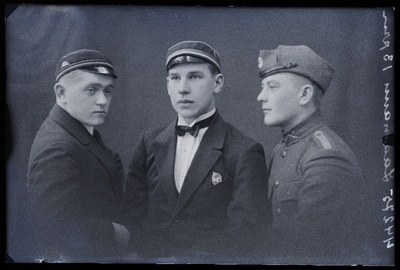 Kaks teklites noormeest ja kadett, (foto tellija Laamann).  similar photo