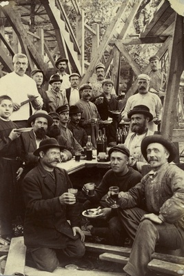 Pariisin maailmannäyttelyn Suomen paviljongin rakennusmiehet lounastauolla  duplicate photo