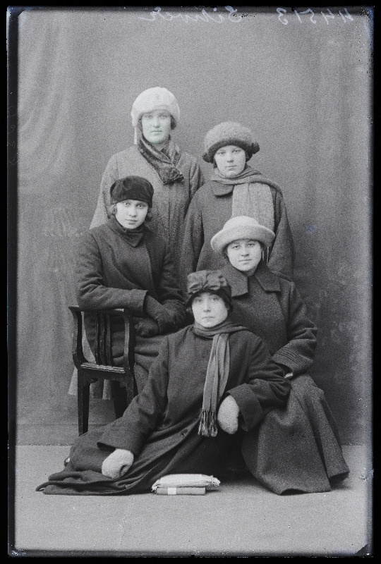 Grupp naisi, (foto tellija Sihver).