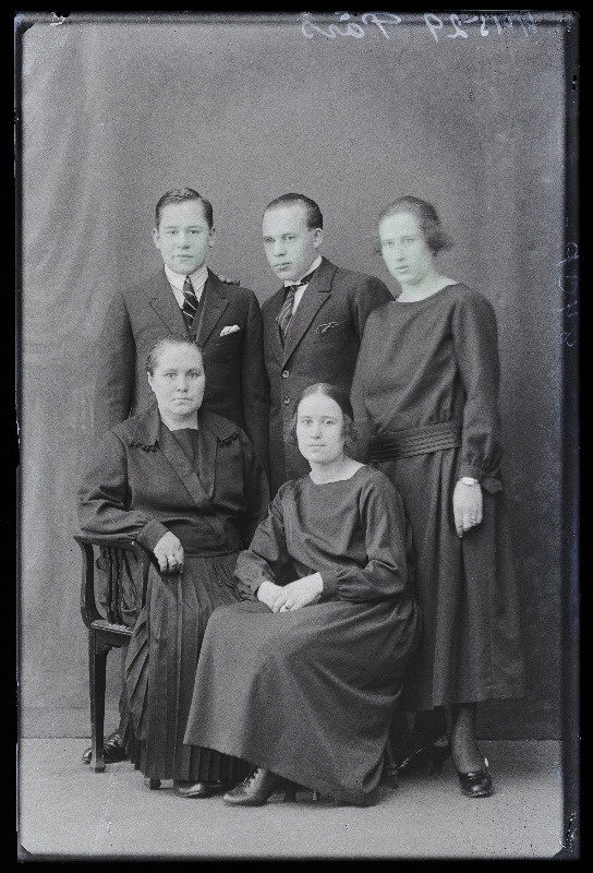 Grupp inimesi, (foto tellija Pärs).