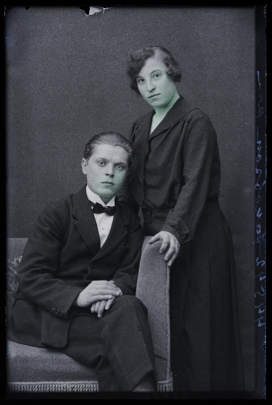 Jakobson naisega.