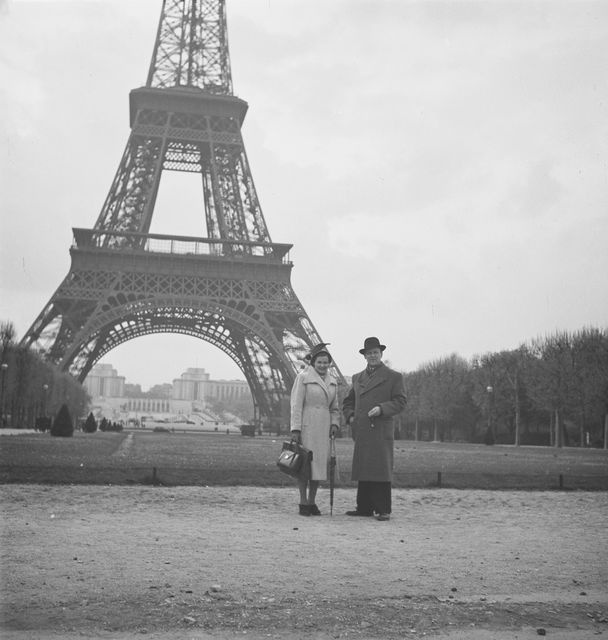 valokuvaaja Pekka Kyytinen ja nainen Eiffel-tornin edessä Pariisissa