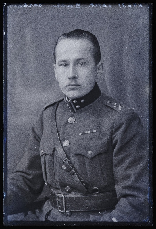 Sõjaväelane kapten Saar.