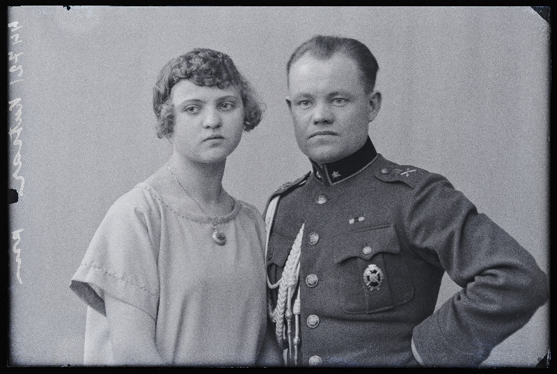3. Suurtükiväerügemendi adjutant, nooremleitnant Kristjan (Kuulo) Kutsar ja Valeria (Viia) Tammann (Kutsar).