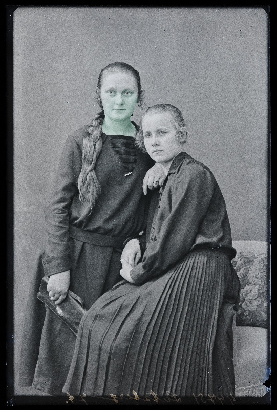 Kaks neiut, (foto tellija Lutsberg).