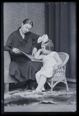 Naine tüdrukuga, (foto tellija Perlmann).  similar photo