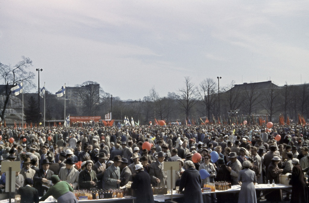 Työväen vappujuhla Kaisaniemen kentällä, juhlijoita ja virvoitusjuomien myyntiä