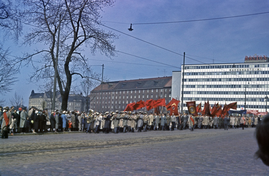 Työväen vappukulkue Unioninkadulla liikkumassa kohti Kaisaniemen kentällä pidettävää vappujuhlaa, edessä puhallinorkesteri.