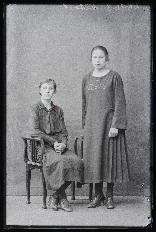 Kaks naist, (foto tellija Ida Niitov Vana-Tänassilma, Kanavari talu).