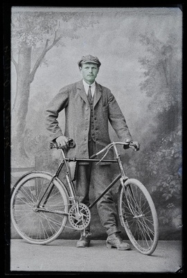 Oskar Leppik jalgrattaga.  duplicate photo