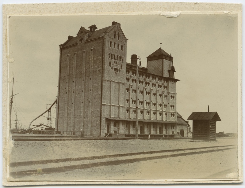 Tallinna viljaelevaator sadamas
