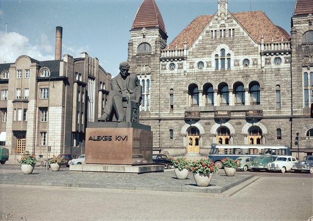 Aleksis Kiven patsas Rautatientorilla.