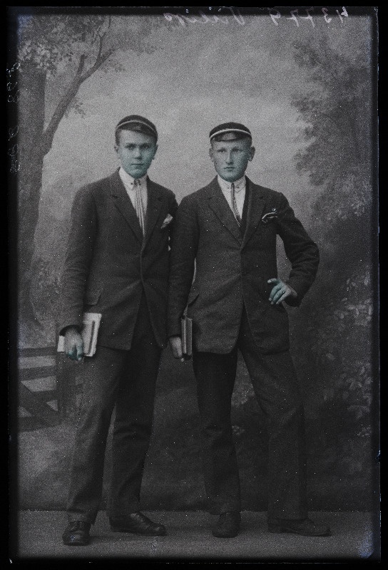 Kaks teklites noormeest, (foto tellija Hans Viilip).