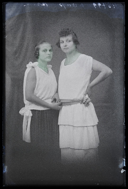 Kaks neiut, vasakul Alice Raap, (Karksi-Nuia vallamaja).