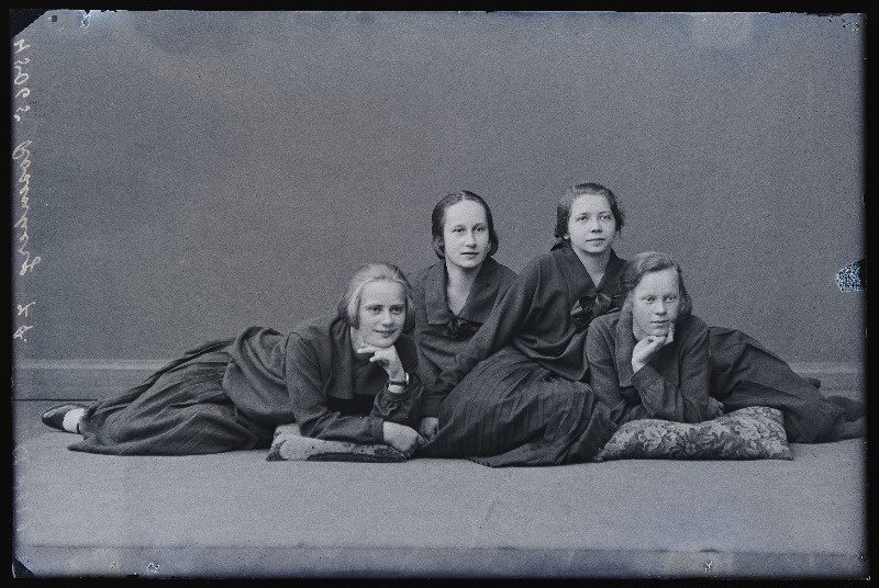 Grupp Viljandi Linna Tütarlaste Gümnaasiumi I b klassi õpilasi, (foto tellija Rosenberg).