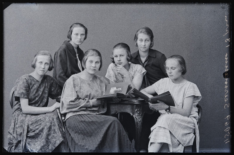 Grupp neiusid, (foto tellija Seermann).